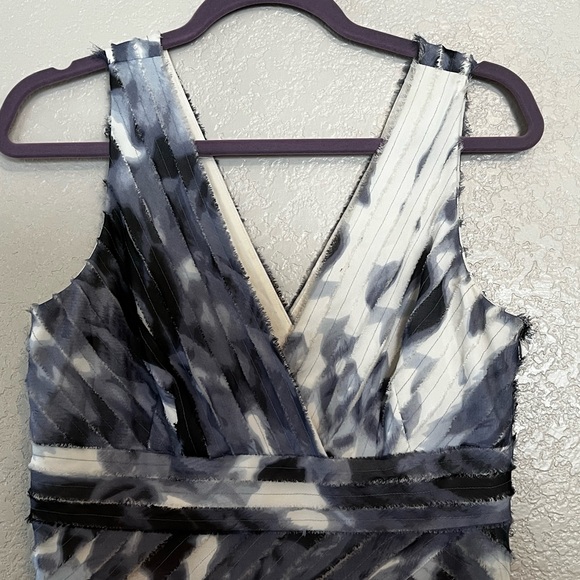 Ann Taylor Dress - V-Neck Line - Size 8 - Picture 5 of 8